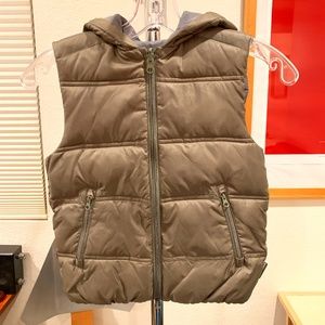 Chickeeduck Reversible olive/ grey puffer vest size 120/ 56/ 5T